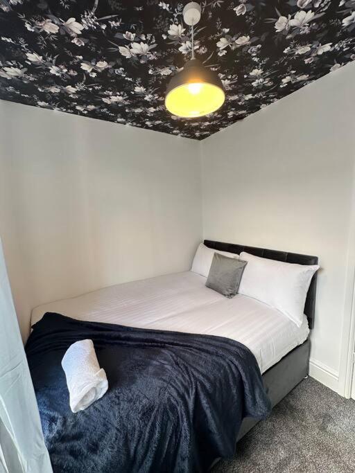 Large Five Bedroom Home With Parking, Sleeps 11! - Manchester — Photos 3