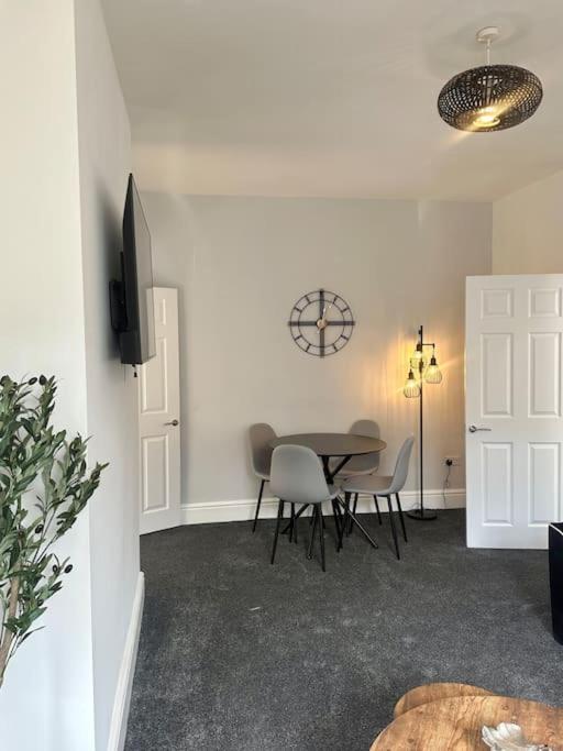 Large Five Bedroom Home With Parking, Sleeps 11! - Manchester — Photos 2