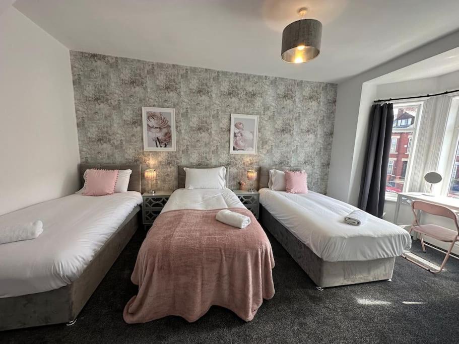 Large Five Bedroom Home With Parking, Sleeps 11! - Manchester — Photos 1